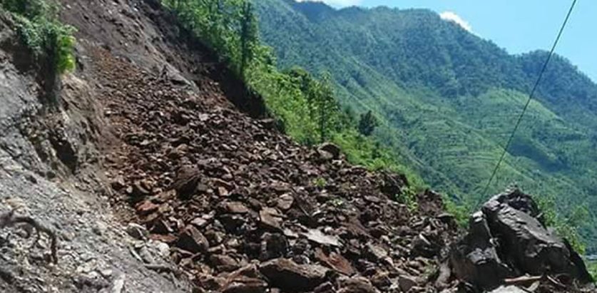 सडक ढाक्ने पहिरोले १९ घण्टा अवरुद्ध  