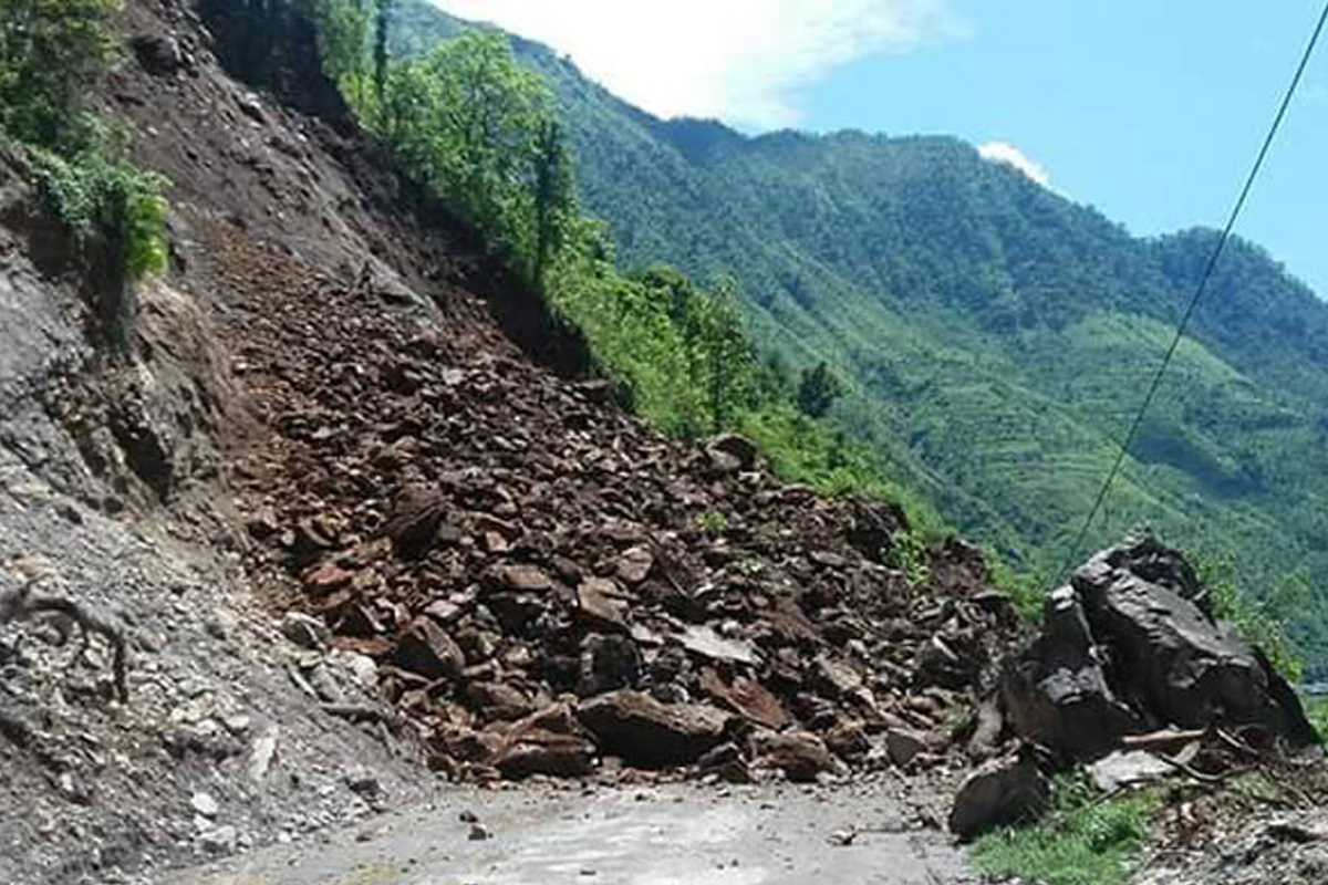 सडक ढाक्ने पहिरोले १९ घण्टा अवरुद्ध  