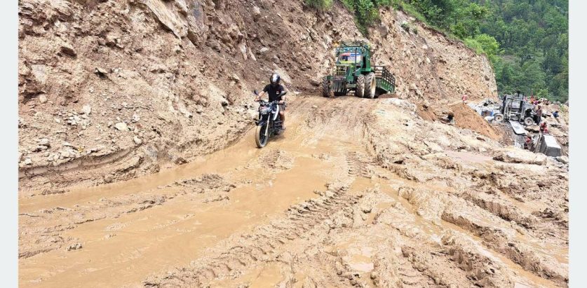 बाढी, पहिरोले सडक अवरुद्ध स्थानीयलाई हिड्दै सास्ती