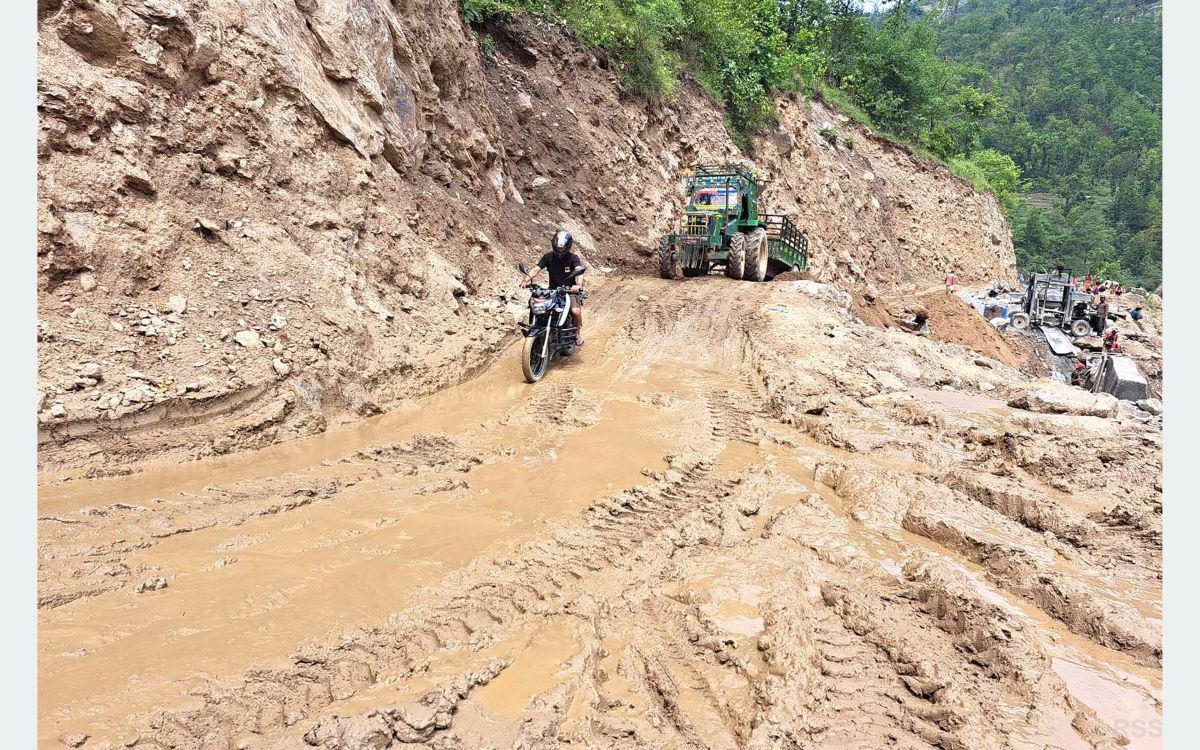 बाढी, पहिरोले सडक अवरुद्ध स्थानीयलाई हिड्दै सास्ती