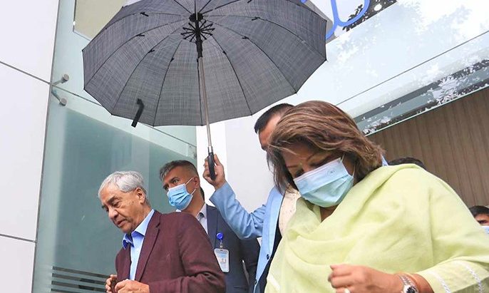 पत्नी शोकमा डुबेका प्रचण्डलाई भेट्न नेताहरु पुगे नर्भिक