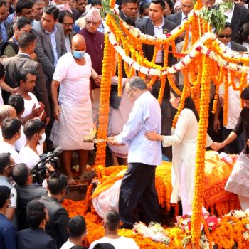 प्रचण्डसँगै दागबत्ती दिए दुई छोरीले पनि