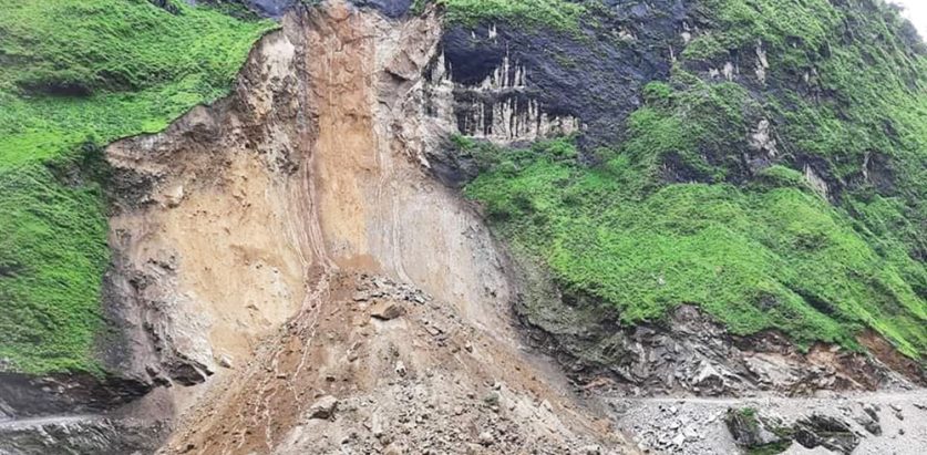 घर माथिको पहाड नै चर्केपछी ३ सय परिवार त्रासमा