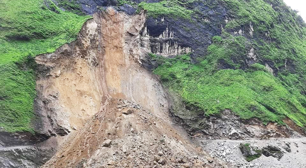 घर माथिको पहाड नै चर्केपछी ३ सय परिवार त्रासमा