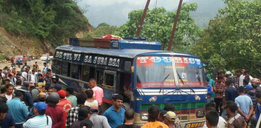 गुडिरहेको बसमा करेन्ट लाग्दा २ को मृत्यु