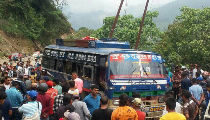 गुडिरहेको बसमा करेन्ट लाग्दा २ को मृत्यु