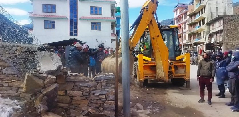 जथाभावी संरचना हटाउन सडक डिभिजनको ३५ दिने सूचना