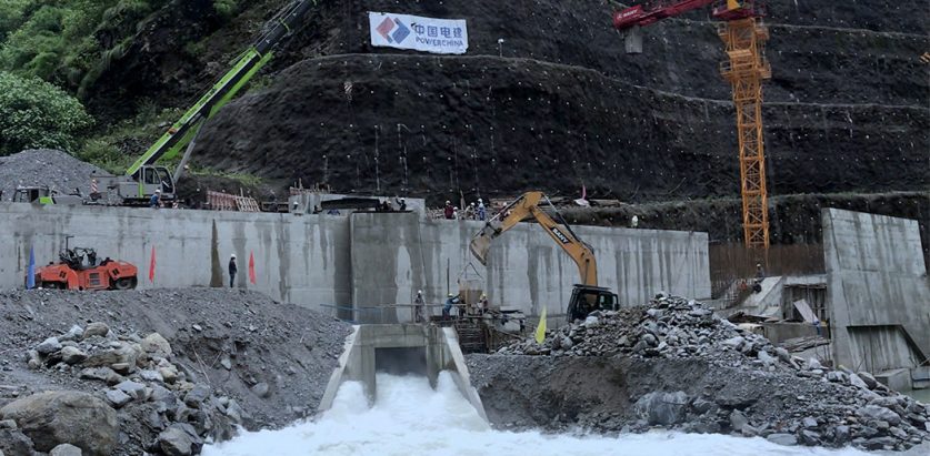 मेलम्ची खानेपानी मुहान जाने सडक बाढीले उच्च जोखिममा