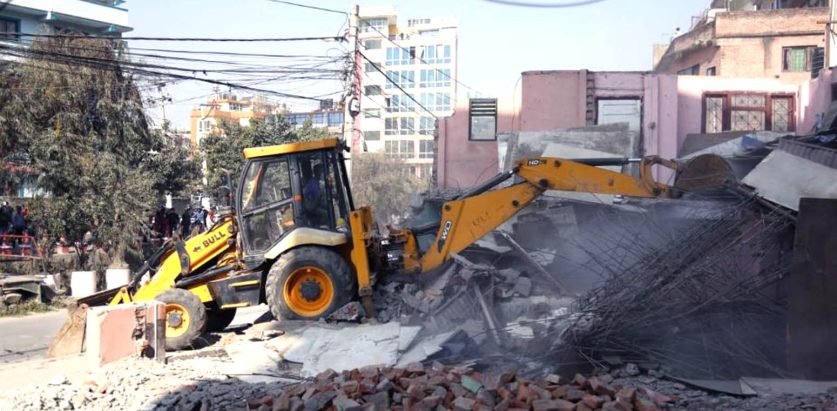 धोबीखोलाका ३ घरमा चल्यो महानगरको डोजर