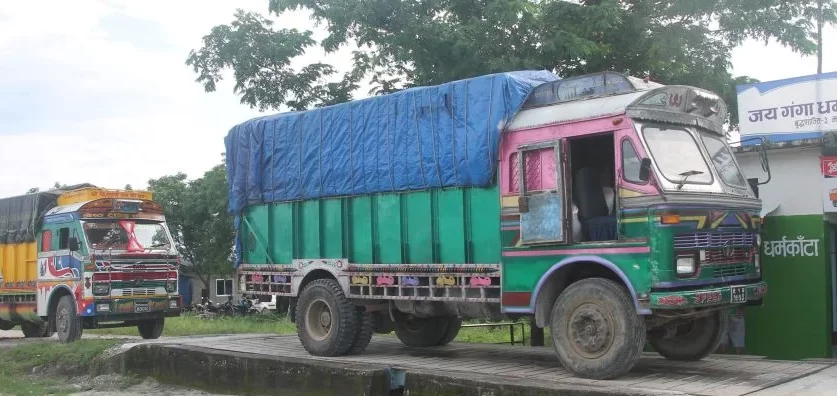 मेची राजमार्गमा क्षमता भन्दा बढी लोडमा खुलेआम कुद्दै मालवहाक सवारी