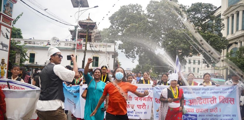 झाँकी प्रदर्शन गरेर विश्व आदिवासी दिवस मनाइँदै