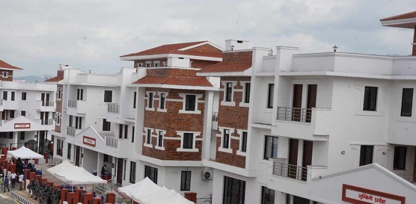 प्रदेश प्रमुख र मुख्यमन्त्रीलाई भवन हस्तान्तरण गर्दै प्रधानमन्त्री