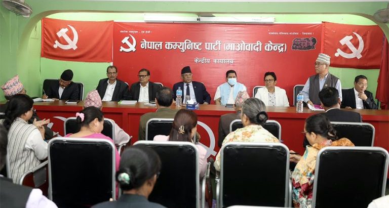 बैठकमा माओवादीका केन्द्रीय सदस्यहरुले बिचार ब्यक्त गर्ने
