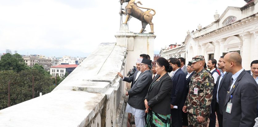 भूकम्पबाट क्षतिग्रस्त सिंहदरबार निरीक्षण गर्दै प्रधानमन्त्री