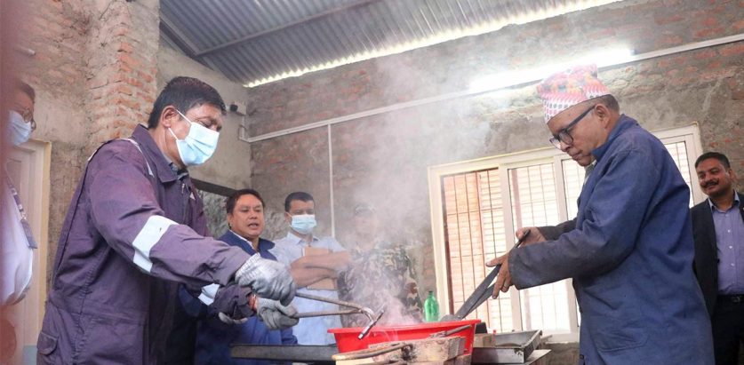 राजश्व अनुसन्धान सुन गाल्ने काम गर्दै