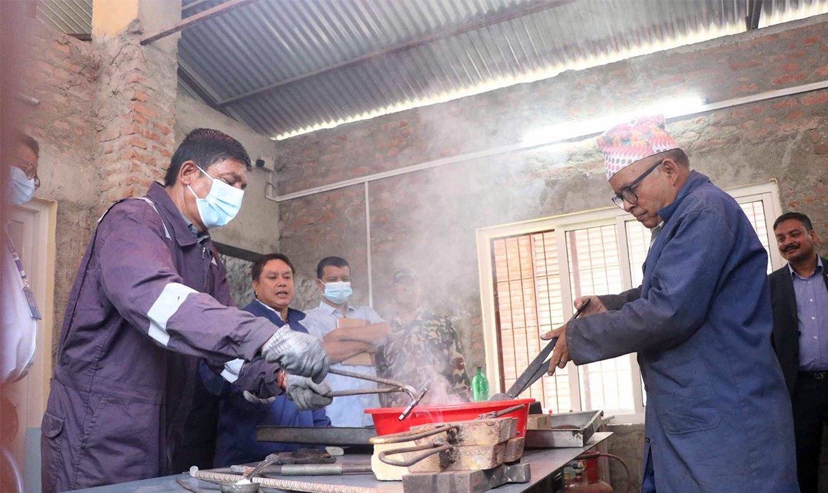 राजश्व अनुसन्धान सुन गाल्ने काम गर्दै