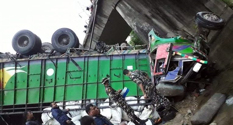 ३ वटा ट्रक ठोक्किएपछी…….