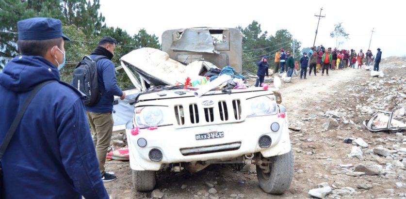 जिप गुड्दा गुड्दै माथिबाट ढुंगा खस्दा