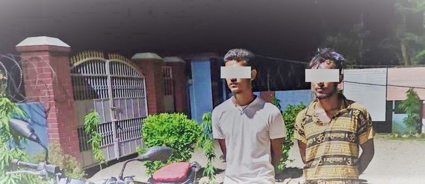 नगद,भारतीय बैंकको एटीएम कार्ड र २ पेस्तोलसहित २ जना पक्राउ