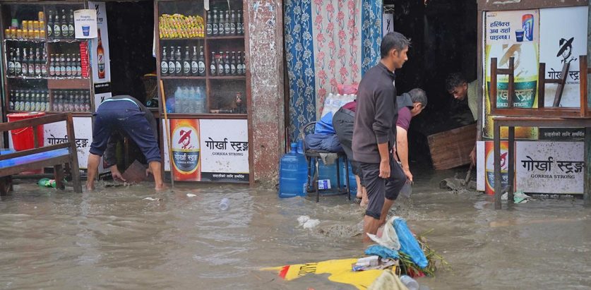 काठमाडौंमा विष्णुमतीनै सडक हुँदै बस्तीमा छिरेपछि……