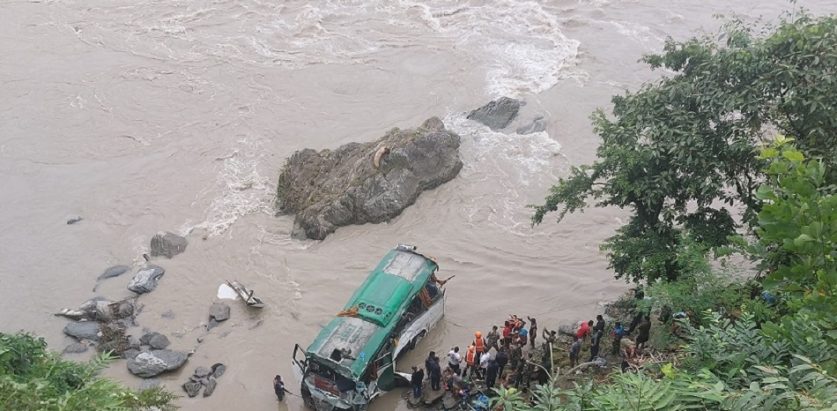 बस खस्दा ८ जनाको मृत्यु, ८ घाइते