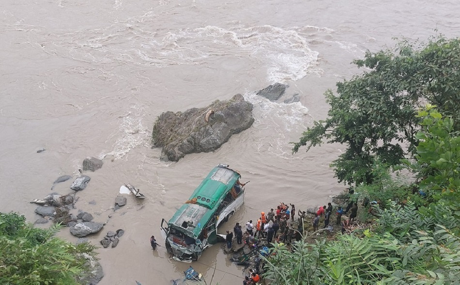 बस खस्दा ८ जनाको मृत्यु, ८ घाइते