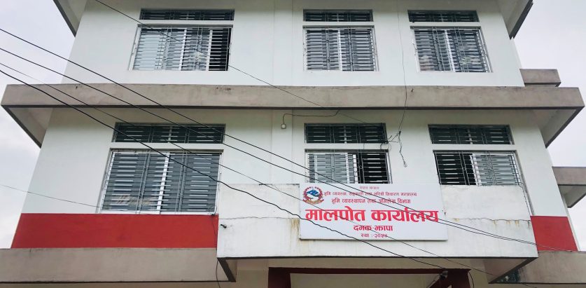 अनेक बहानामा सेवाग्राहीलाई दुख दिदै दमक मालपोत