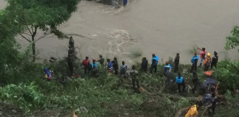 त्रिशुली नदीमा बस खस्यो