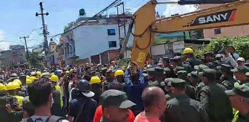 कपनमा घर भत्काउन डोजर पुगेपछि…..