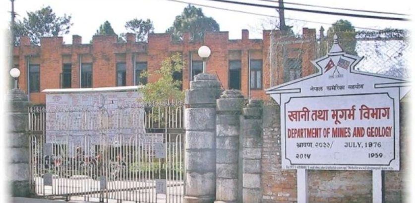 अचम्मको ढुंगा परीक्षण गर्न पुग्यो विभाग टोली