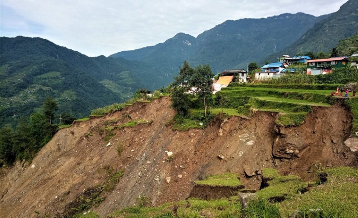 बागलुङमा पहिरोमा परी ६ जनाको मृत्यु, २ जनालाई हेलिकप्टरबाट काठमाडौँ ल्याउने तयारी