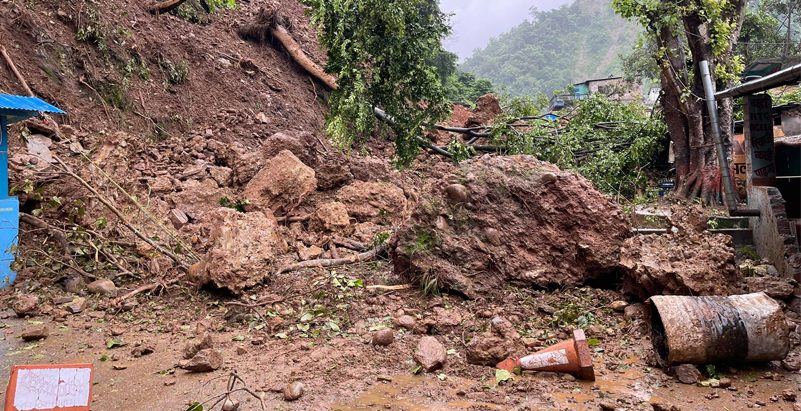पहिरोले धेरै ठाउँमा सडक अवरुद्ध