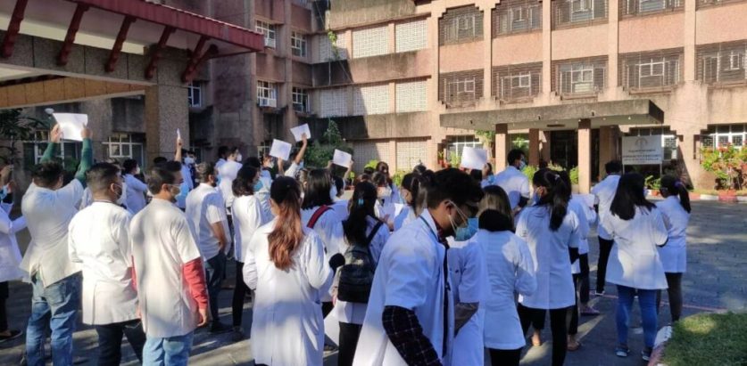 डाक्टरहरु नै उपचार छाडेर आन्दोलनमा उत्रिएपछि…..