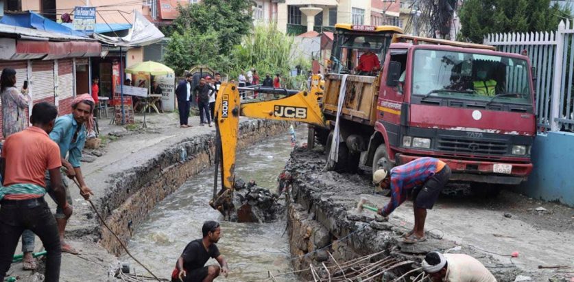 काठमाडौंमा ढल ओभरफ्लो भई फोहोर सहितको लेदो बस्तीभित्र पसेपछि…..