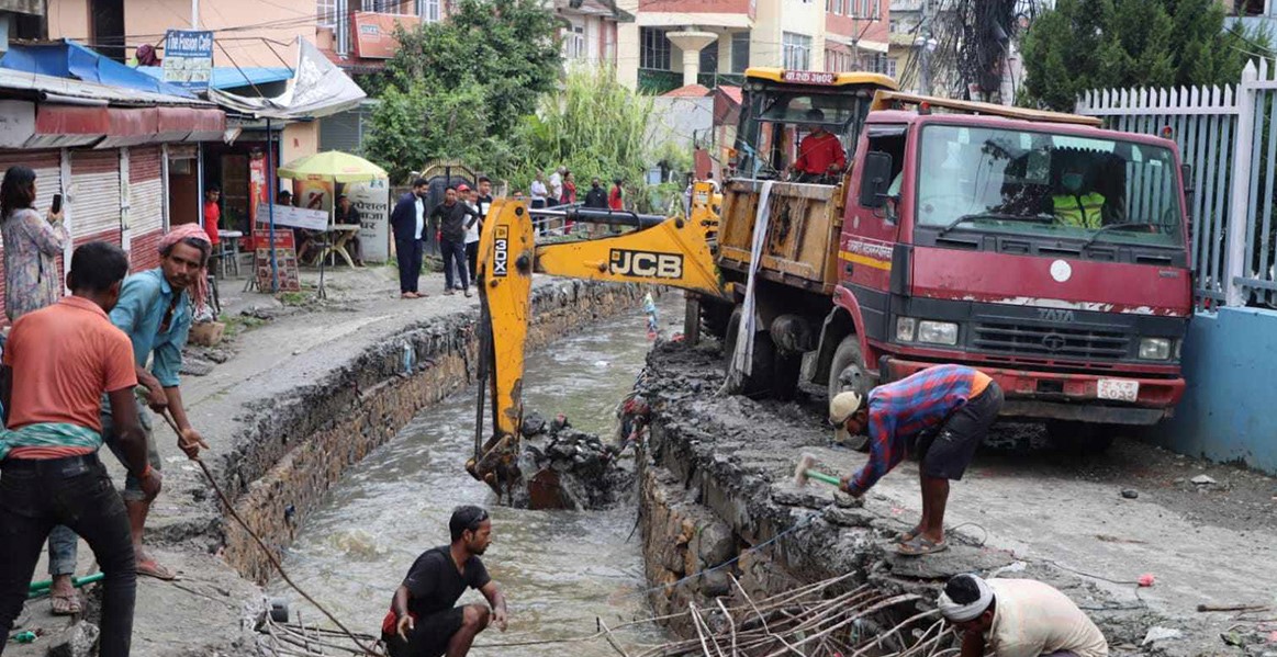 काठमाडौंमा ढल ओभरफ्लो भई फोहोर सहितको लेदो बस्तीभित्र पसेपछि…..