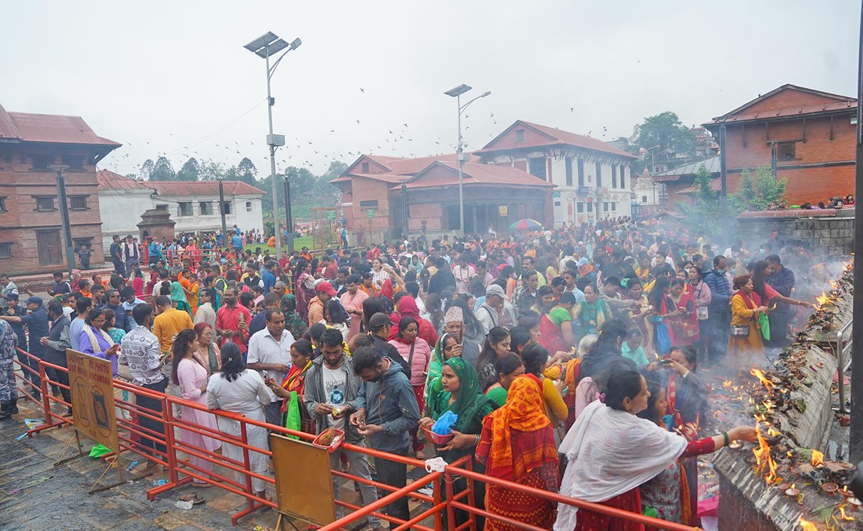 पशुपतिनाथसहित देशभरका शिवालयहरुमा श्रद्धालुहरुको भीड