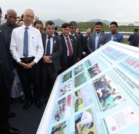 छोङछिङस्थित कृषि विज्ञान प्रतिष्ठानको अवलोकन गर्नुहुँदै प्रधानमन्त्री प्रचण्ड