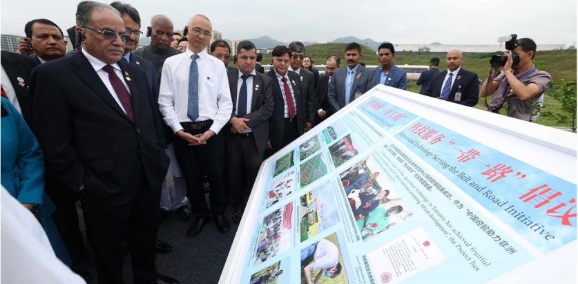 छोङछिङस्थित कृषि विज्ञान प्रतिष्ठानको अवलोकन गर्नुहुँदै प्रधानमन्त्री प्रचण्ड