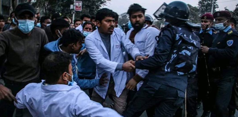 डाक्टर कुट्ने २ जनालाई प्रहरीले समायो