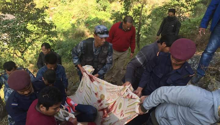 तरकारी बोकेको जिप पल्टिंदा २ जनाको मृत्यु