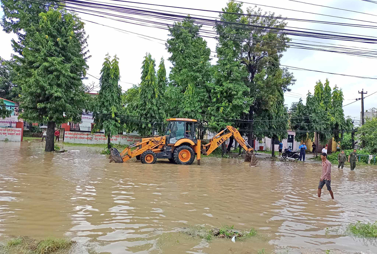 धनगढीको अस्पतालको वार्डसहित धेरै ठाउँ जलमग्न