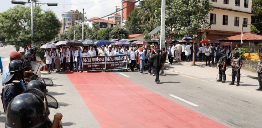 डाक्टरहरुको प्रदर्शन जारी