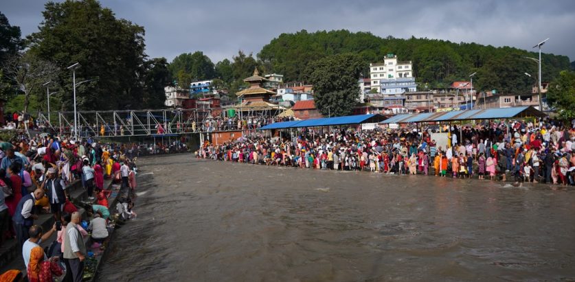 बुवाको यादमा गोकर्णेश्वरमा भिड