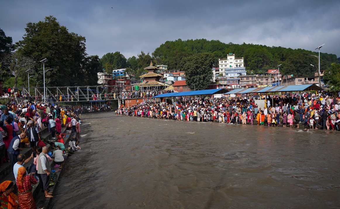 बुवाको यादमा गोकर्णेश्वरमा भिड