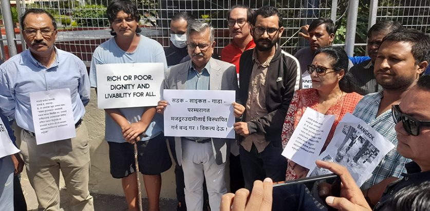 कमल थापाको प्लेकार्डमा “मलाई बालेन मनपर्छ, मलाई ईः मनपर्छ” लेखेको पाइयो