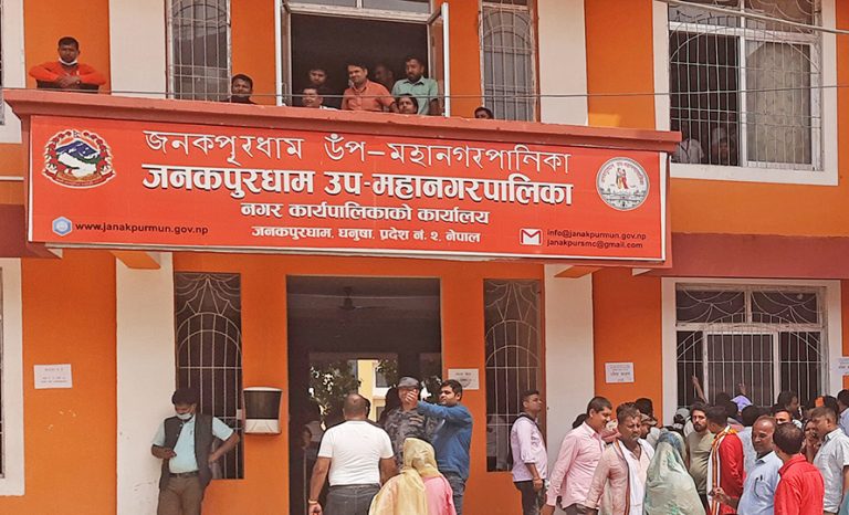 नेपाल र भारतबीचको क्रिकेट हेर्न विद्यालय नै बन्द