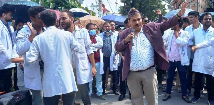 लगातार कुटपिटका कारण स्वास्थ्य र गृह मन्त्रीको राजीनामा माग्दै स्वास्थ्यकर्मी