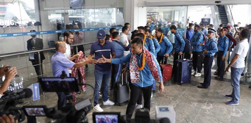 क्रिकेट टिमलाई भव्य स्वागत गर्दै नेपाल भित्र्याइयो