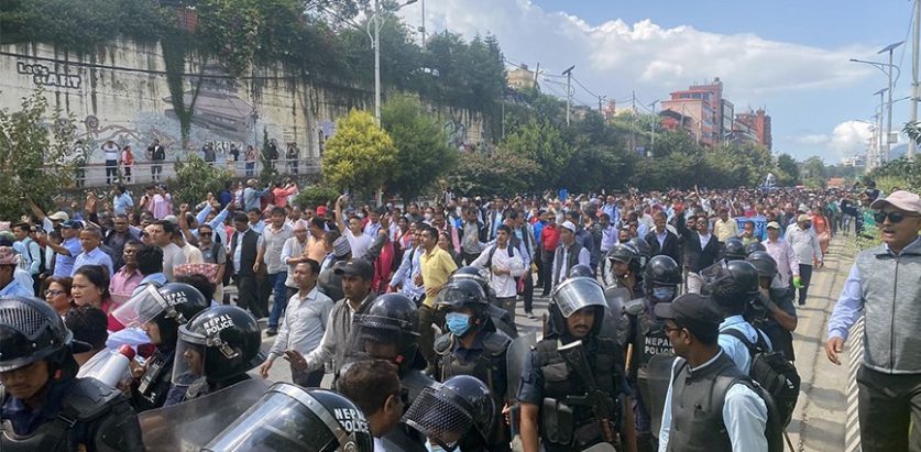 महासंघले धोका दियो भन्दै शिक्षकहरु प्रदर्शनमा