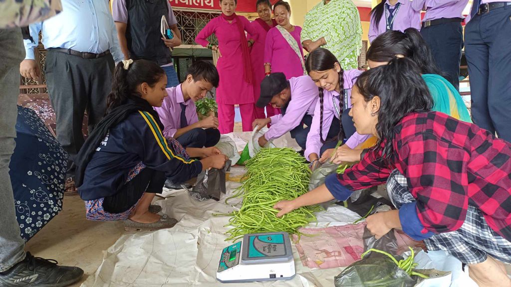 ऋण तिर्न विद्यार्थीहरु आफैँ तरकारी बेच्दै